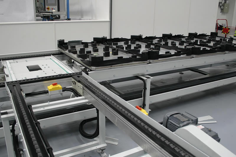 Paletten- und Schwerlastkettenförderer von Amber Automation