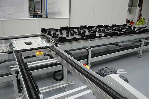 Paletten- und Schwerlastkettenförderer von Amber Automation
