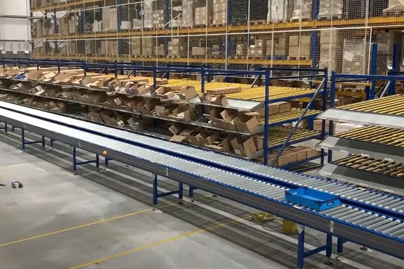 Wellengetriebenes Rollenlagerfördersystem