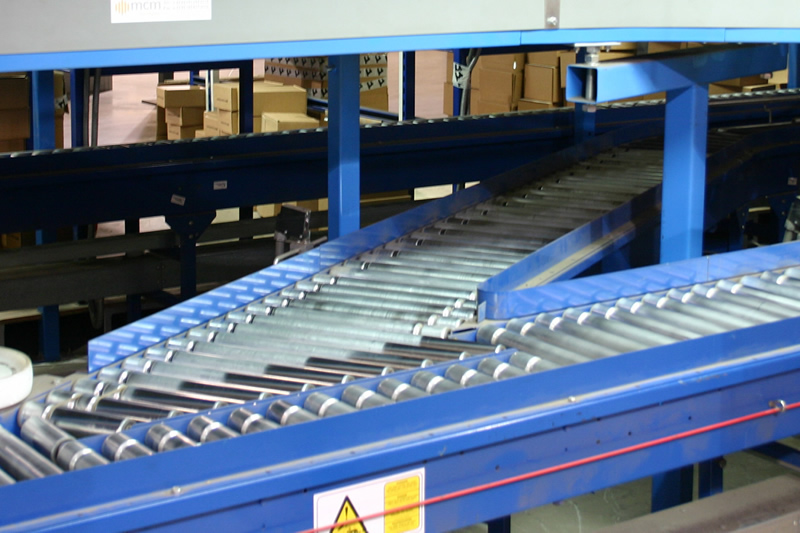 Amber Automation angetriebene und schwerkraftbetriebene Rollenfördersysteme